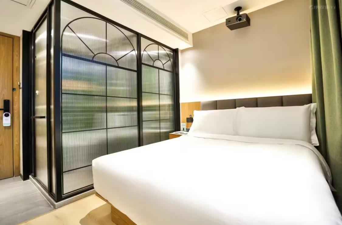 True Go - Jing'an Temple Nanjing West Road Hotel 4*