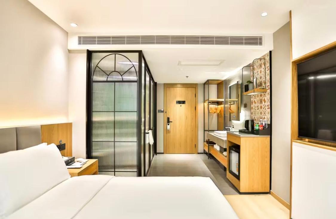 True Go - Jing'an Temple Nanjing West Road Hotel 4*