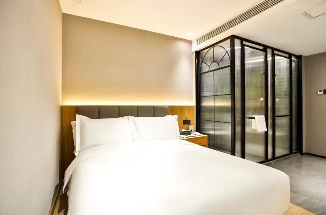 True Go - Jing'an Temple Nanjing West Road 4*