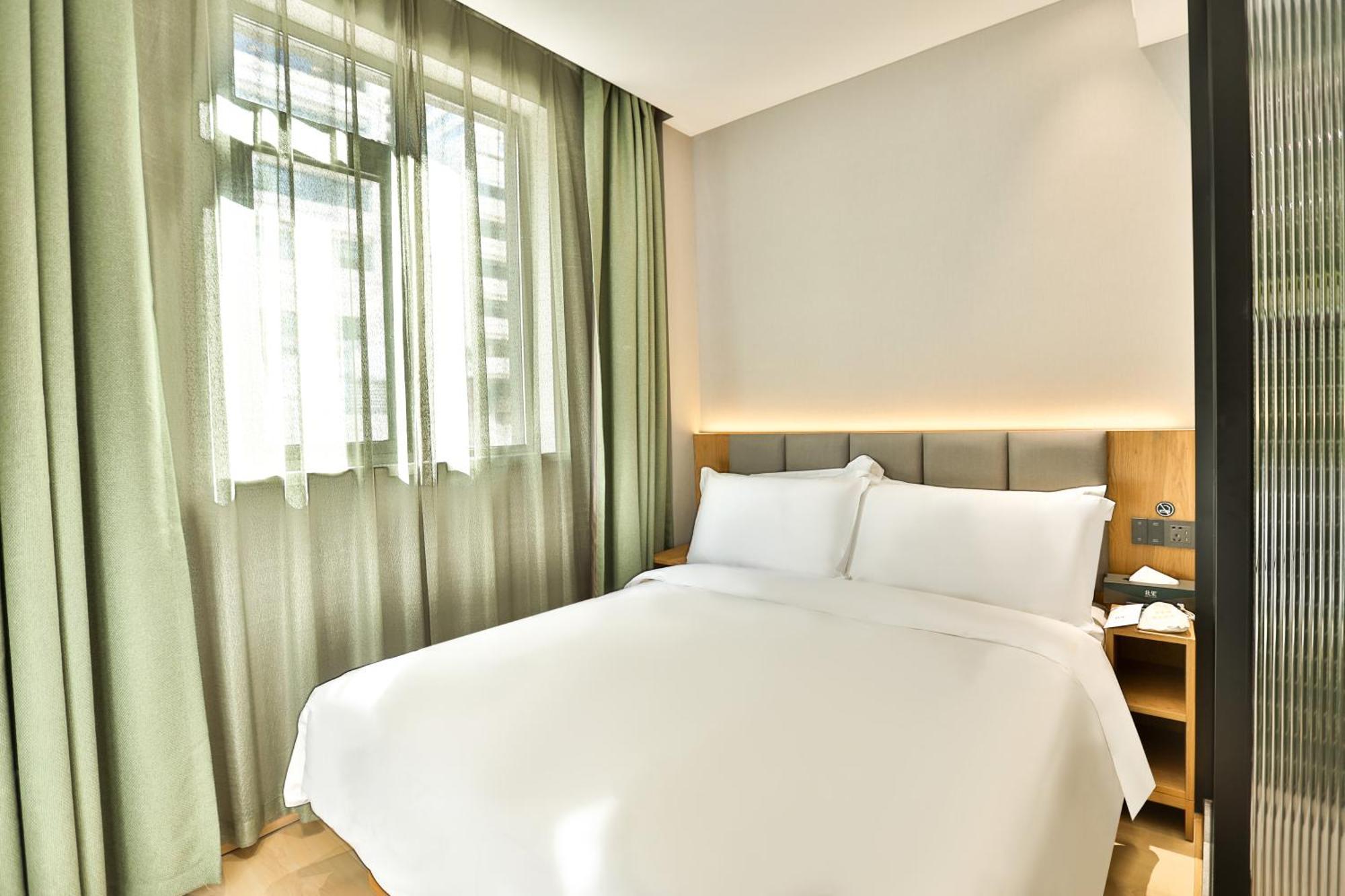 True Go - Jing'an Temple Nanjing West Road 4*
