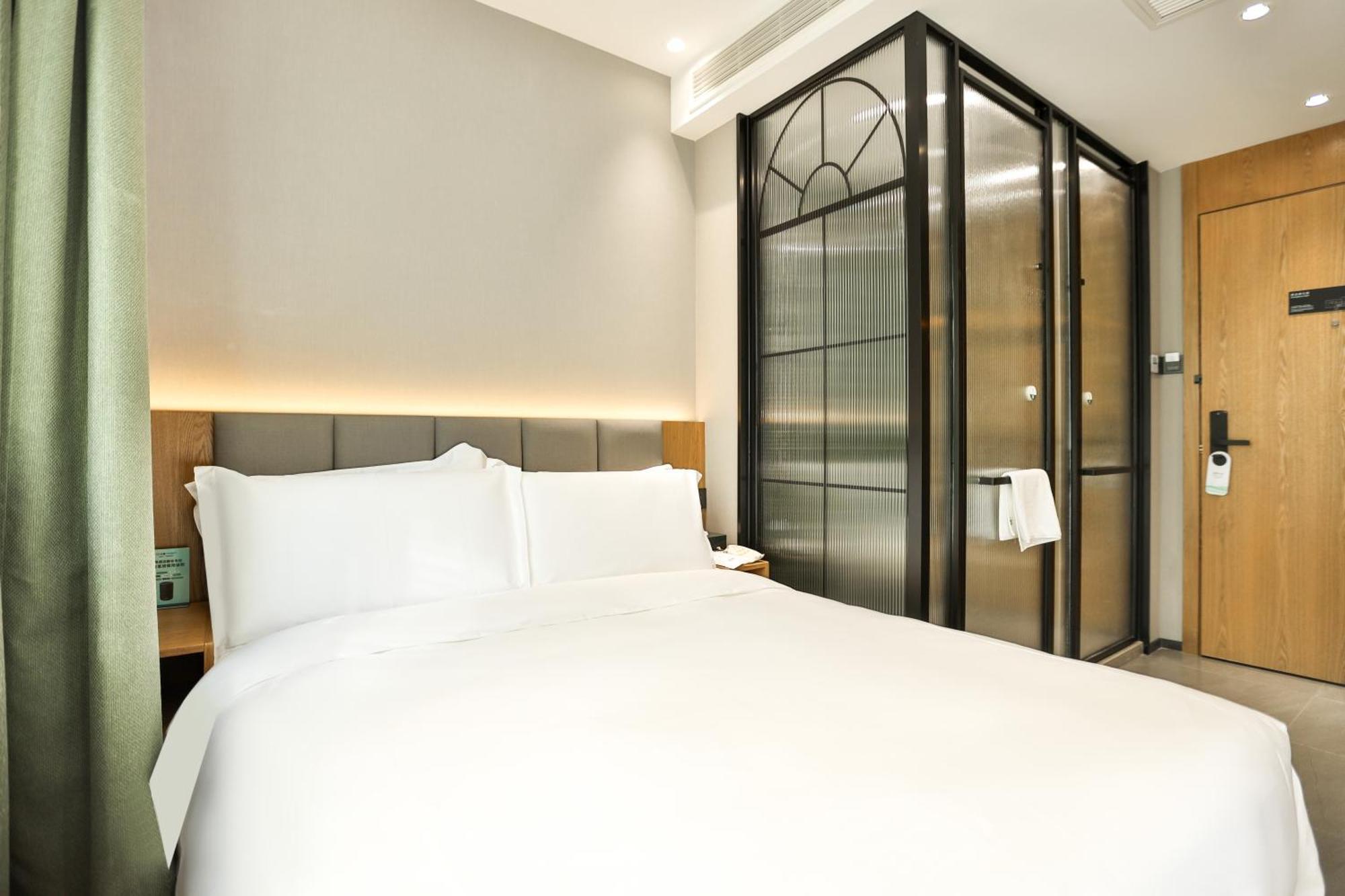 True Go - Jing'an Temple Nanjing West Road 4*