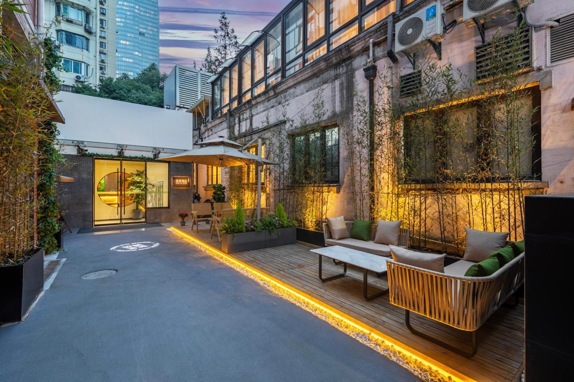 True Go - Jing'an Temple Nanjing West Road 4*