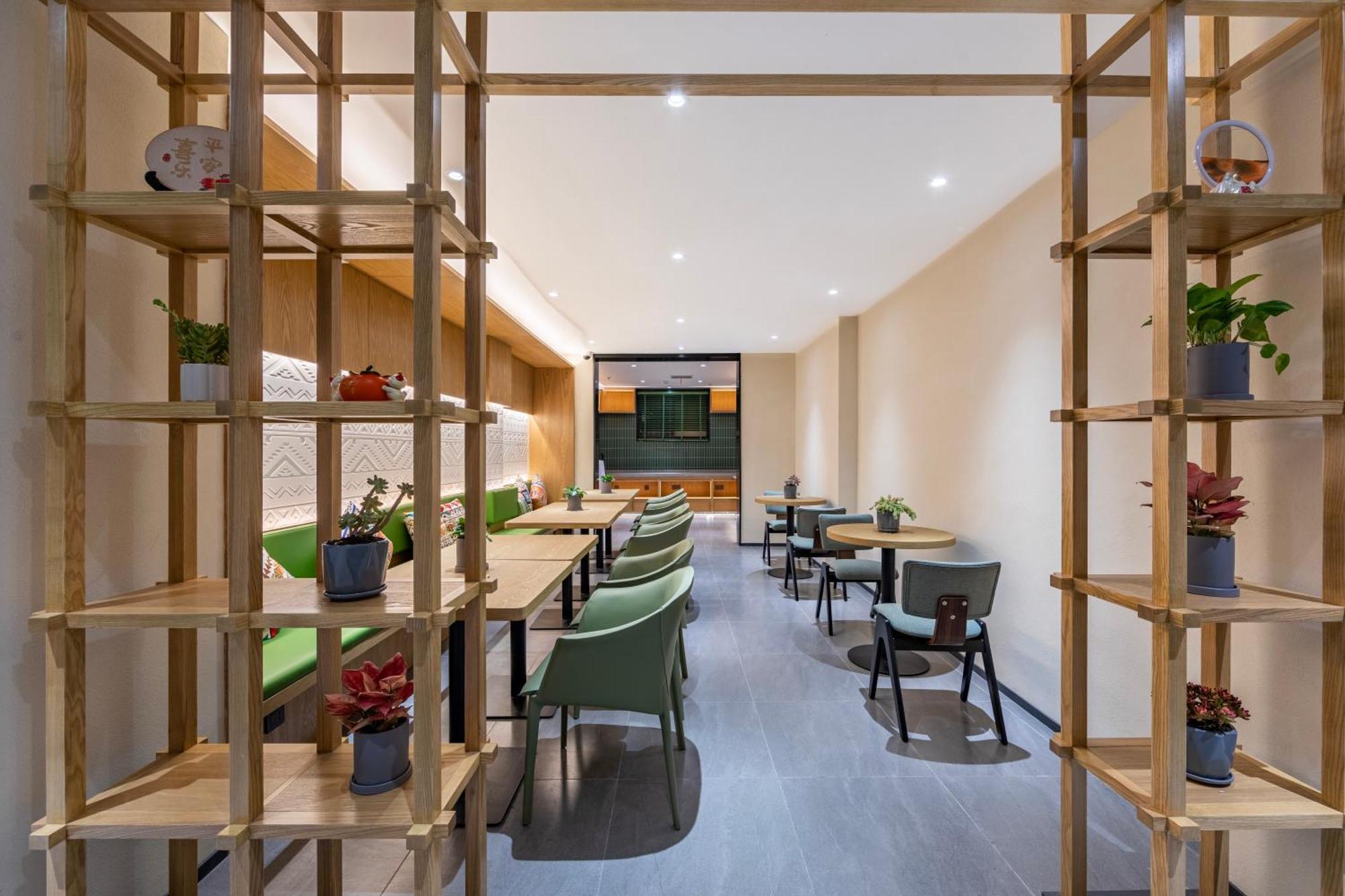 Hotel True Go - Jing'an Temple Nanjing West Road 4*