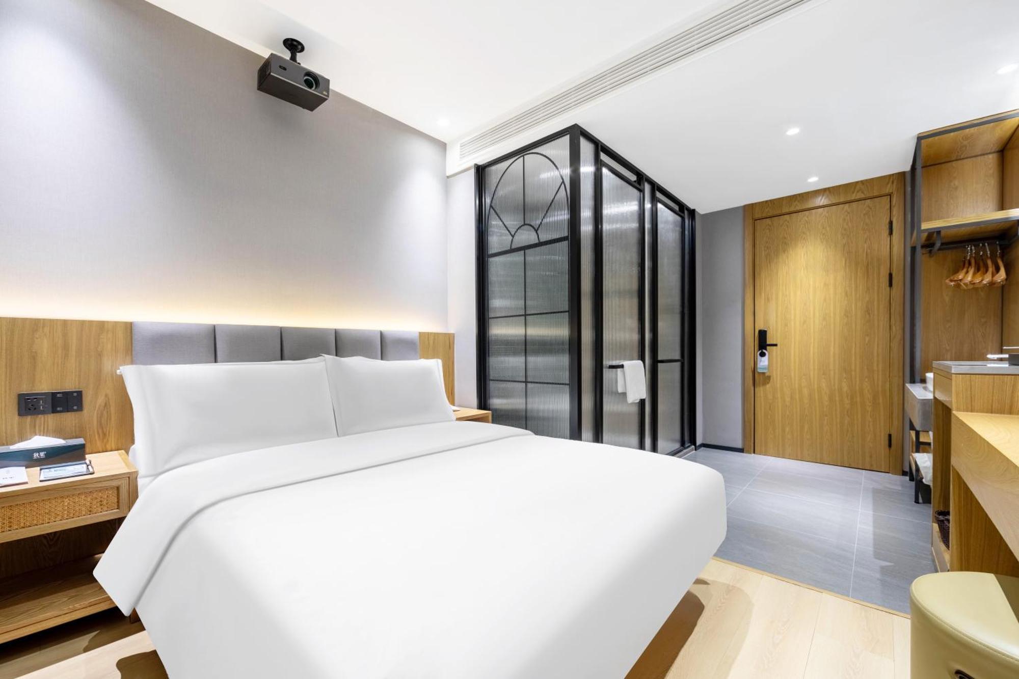 True Go - Jing'an Temple Nanjing West Road 4*